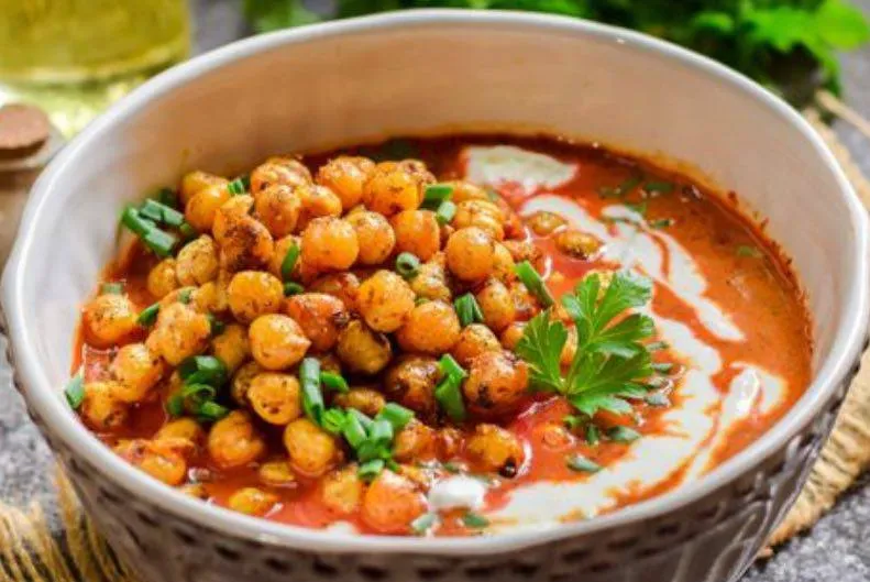 Тушкований нут у соусі