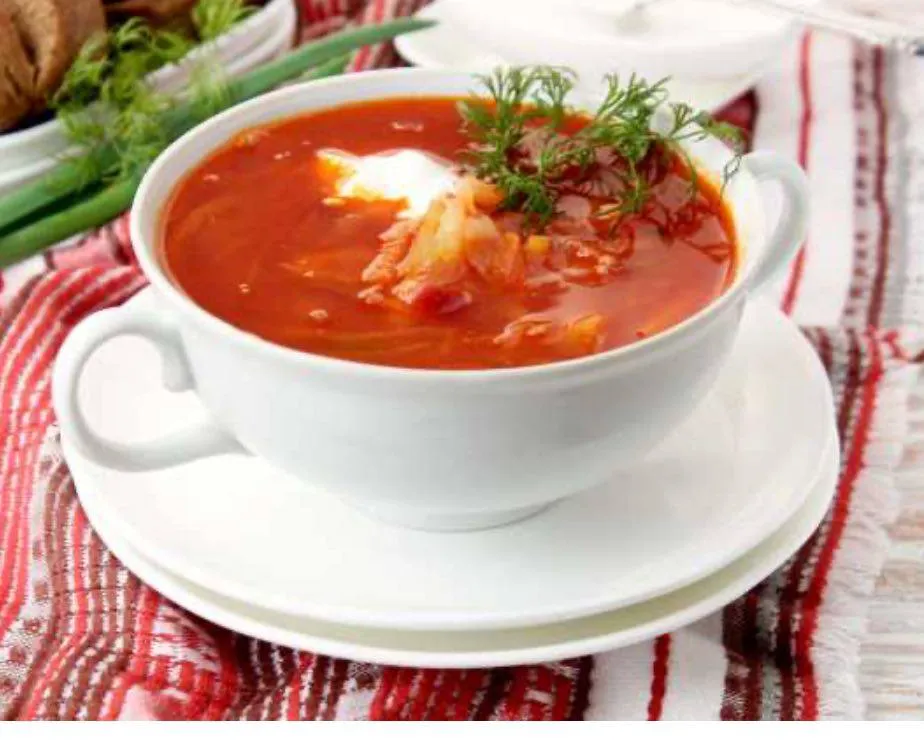 Veganer ukrainischer Borschtsch mit hefefreien Brötchen